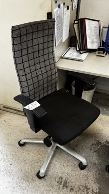 1 Drehstuhl mit Armlehnen